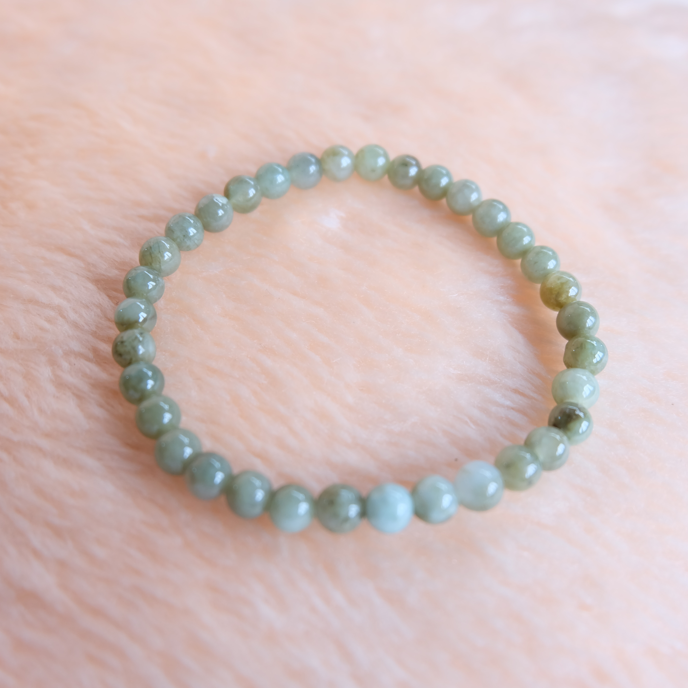 สร้อยข้อมือลูกปัดหยกแท้ สีน้ำผึ้ง ขนาด 4-5 มิล ร้อยด้วยเอ็นยืด รอบข้อมือ 16 เซนติเมตร