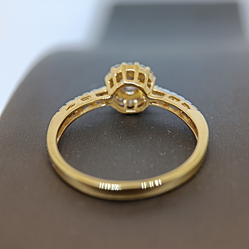 แหวนเพชรเม็ดเดี่ยวพร้อมเพชรบ่าล้อม สำหรับสุภาพสตรี ใช้เป็นแหวนหมั้น แหวนแต่งงานครับ