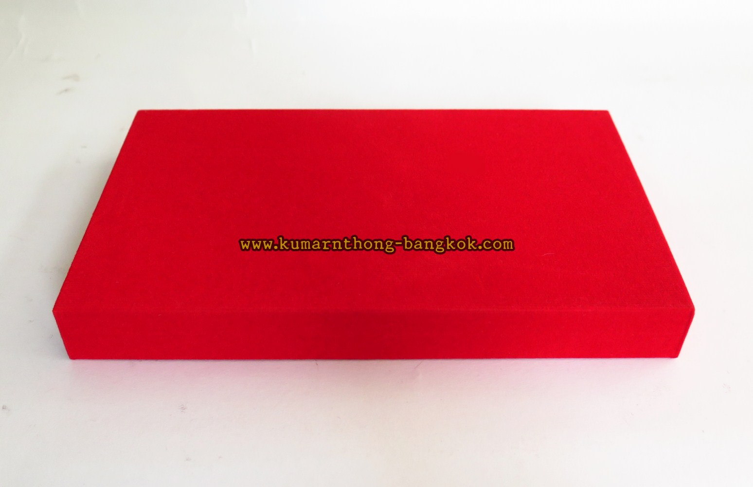 ถาดรองพระ กำมะหยี่ สีแดง แบบเรียบ ขนาด กว้าง 4นิ้ว ยาว 7นิ้ว (ใช้สำหรับวางพระ ใส่พระ โชว์พระ วางเครื่องประดับสวยงาม)