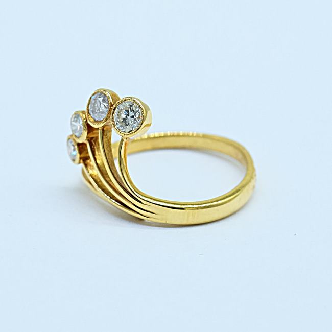 แหวนเพชรรูปใบพัดสำหรับสุภาพสตรี