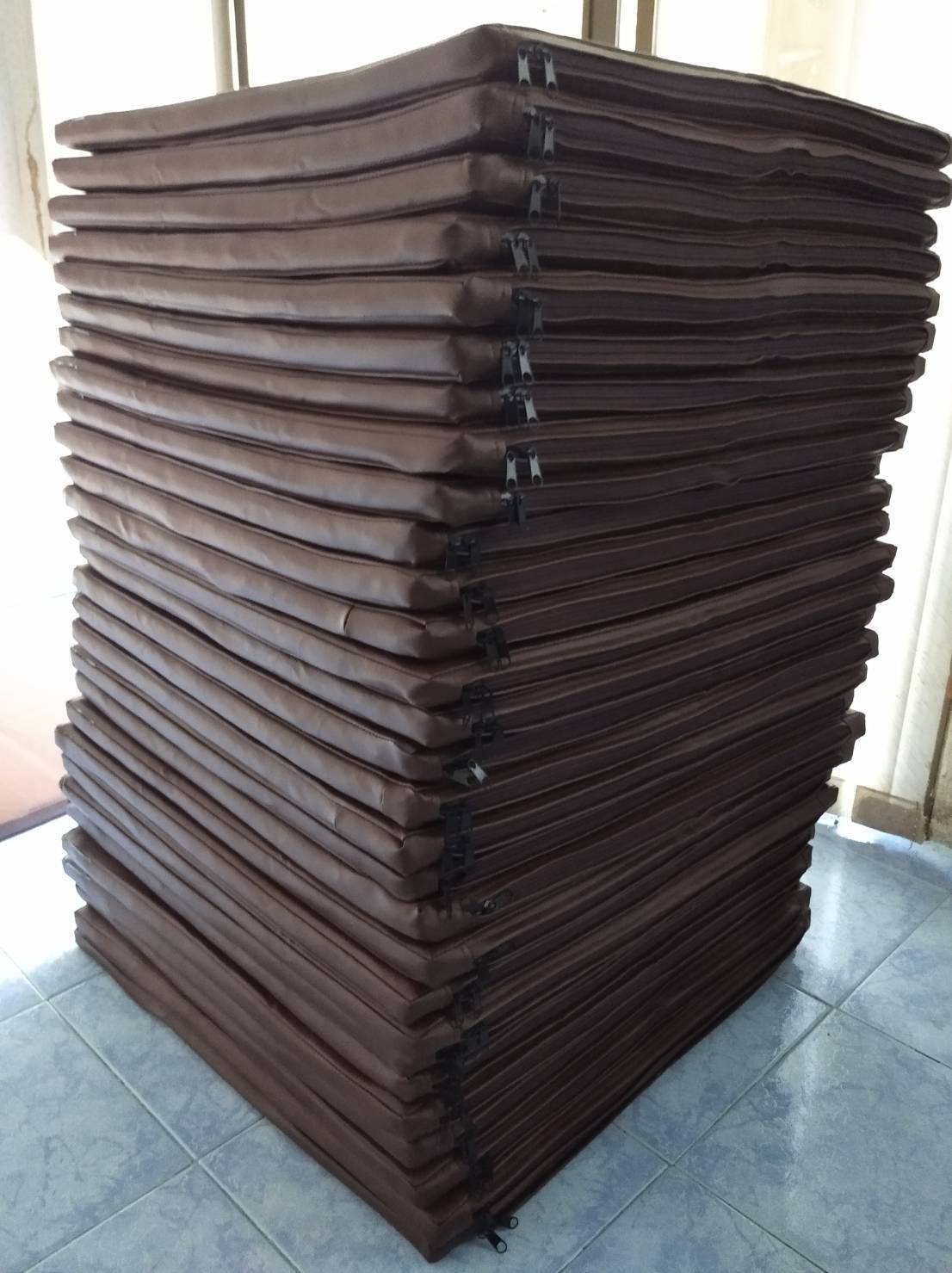 วิถีพุทธ อาสนะยางพารา อาสนะพระ เบาะนั่งสมาธิ เบาะรองนั่งปฏิบัติธรรม อาสนะยางพาราหุ้มหนังเทียม ขนาด 60 ซม.x60ซม.หนา 1 นิ้ว