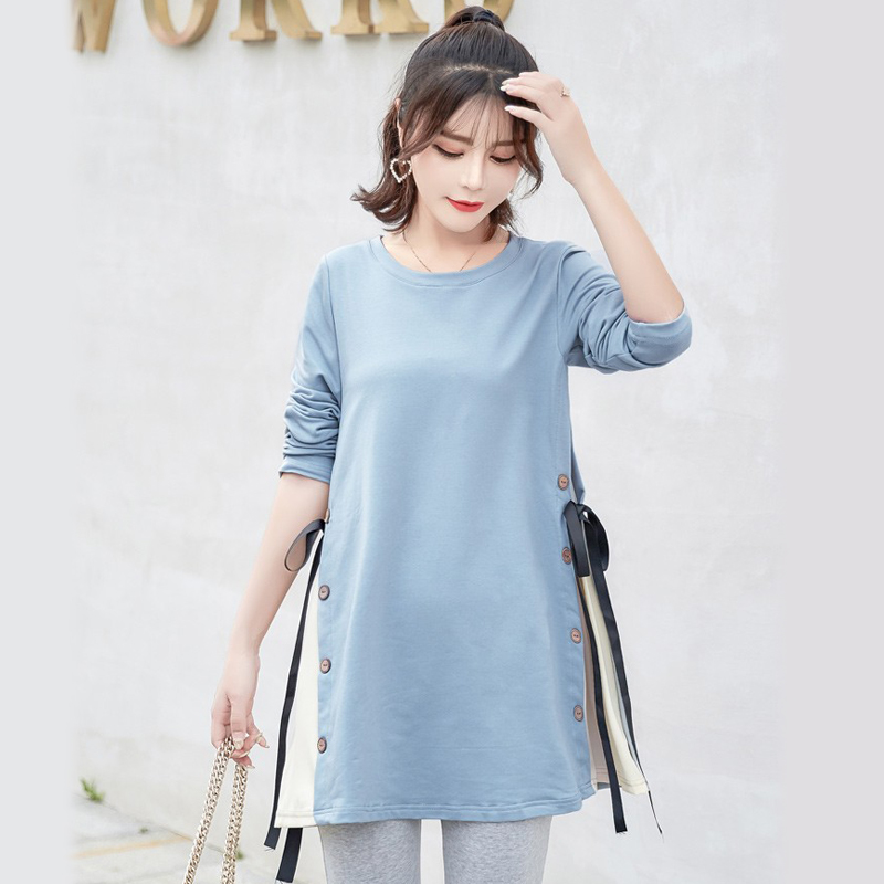 เสื้อยืดคลุมท้องแขนยาวสีเทา ผ่าข้างและแต่งด้วยกระดุมเก๋ๆ มีสายผูกด้านข้าง ผ้านุ่ม งานสวย ใส่บาย น่ารักมากๆค่ะ