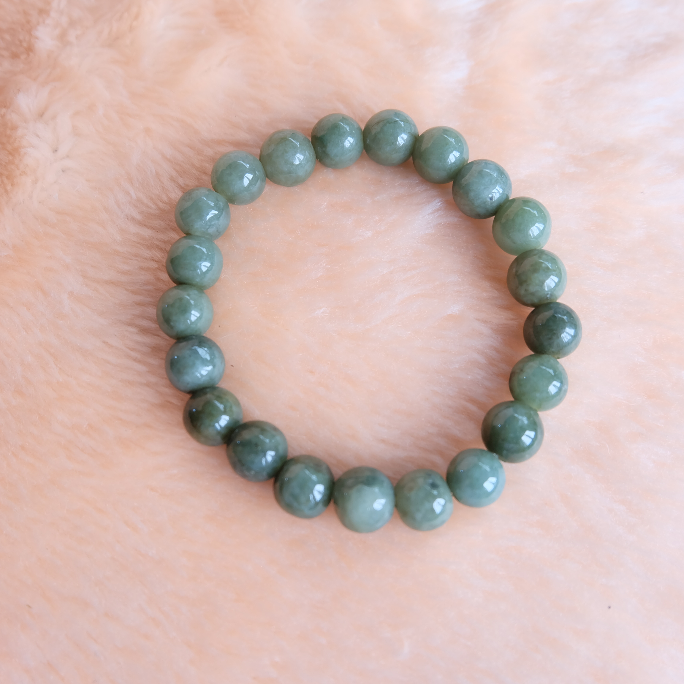 สร้อยข้อมือลูกปัดหยกแท้ สีเขียว ลูกปัดขนาด 8 มิล. ร้อยด้วยไหมยืด รอบข้อมือ 16 เซนติเมตร
