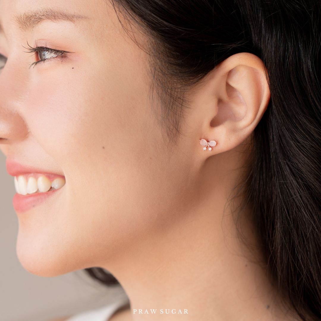 Mini Light Pink Bow Earrings - ต่างหูโบว์ชมพูอ่อนขนาดมินิ (ก้านต่างหูเงินแท้)