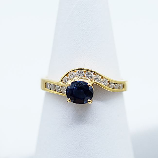 แหวนพลอยไพลินล้อมเพชรขนาดกระทัดรัดสวมใส่สบายสำหรับสุภาพสตรีครับ