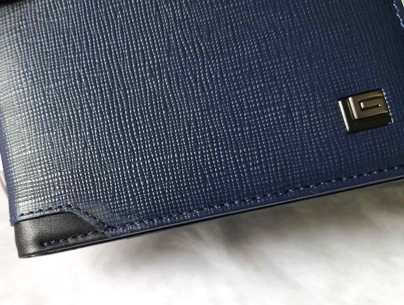 กระเป๋าสตางค์ Guy Laroche กรมท่า-ดำ ใหม่ แท้ (สินค้าลดราคา)