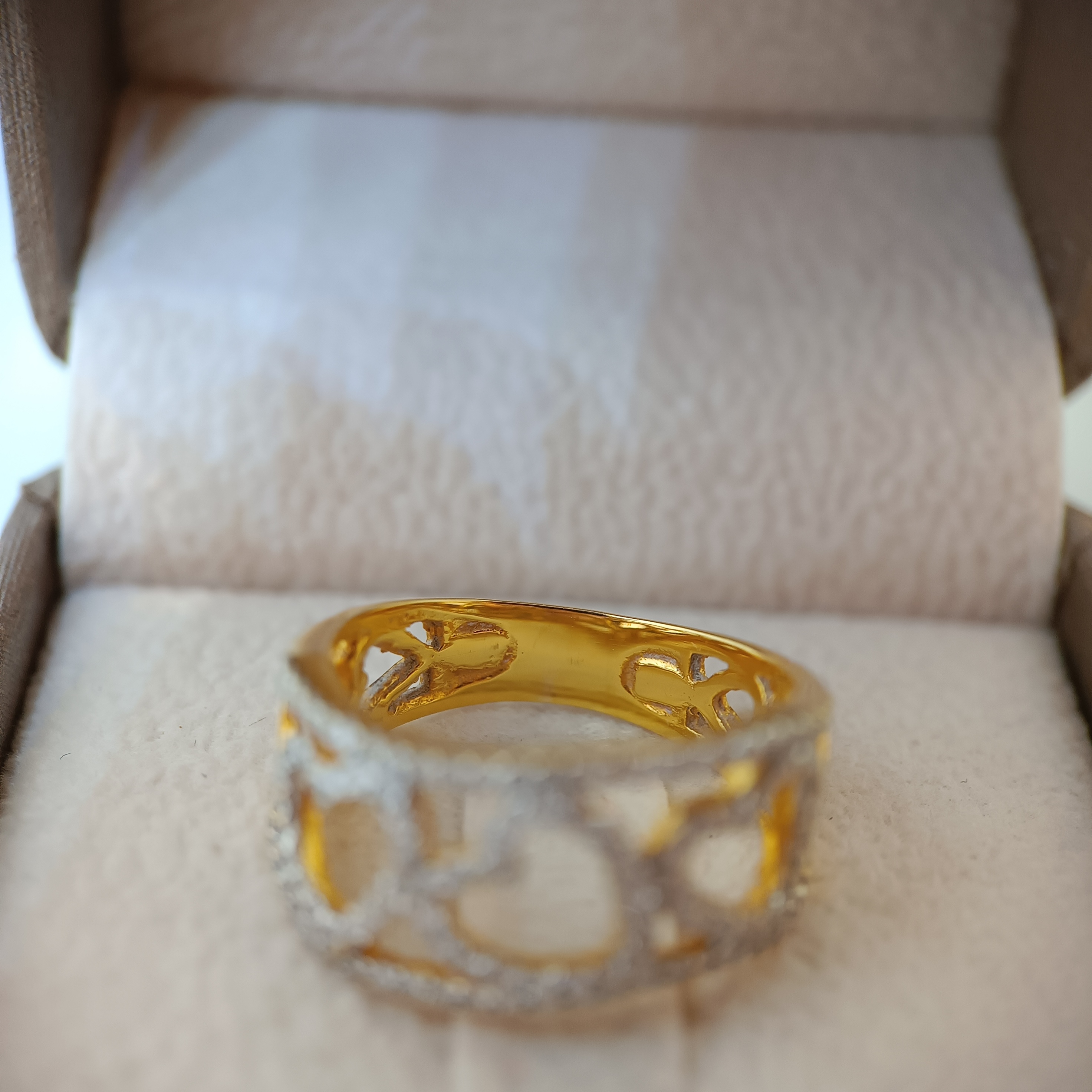 แหวนเพชรหน้ากว้างรูปหัวใจวางเรียง สำหรับสุภาพสตรีครับ