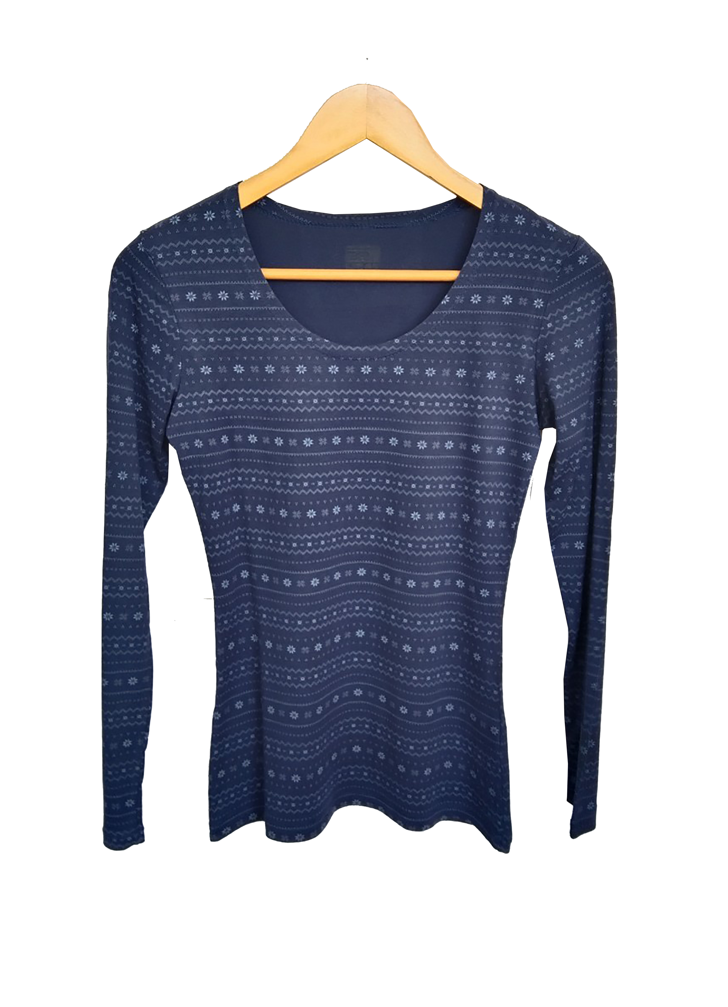 เสื้อมือสอง คอกลม ผ้ายืดเนื้อบาง สีน้ำเงิน ลายดอกขาวเล็ก แขนยาว อก 32 นิ้ว