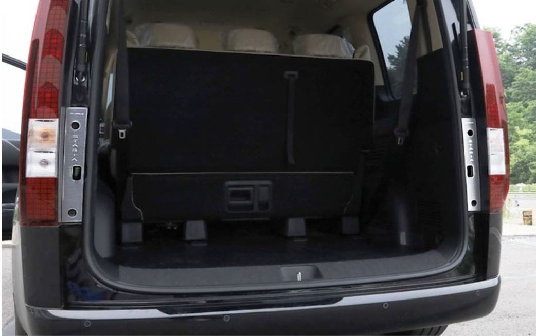 คิ้วท้าย คิ้วแสตนเลสแต่งท้าย Hyundai STARIA