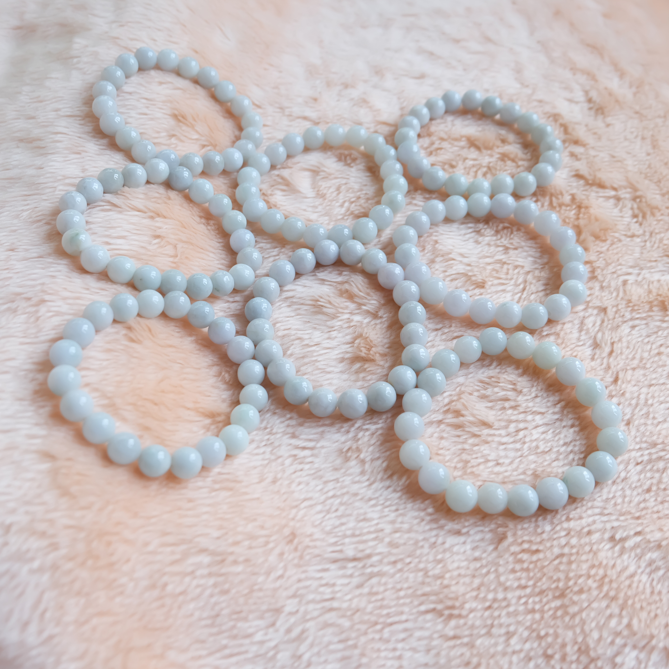 สร้อยข้อมือลูกปัดหยกแท้ สีขาว ขนาด 10 มิล ร้อยด้วยเอ็นยืด รอบข้อมือ 16.5-17 เซนติเมตร ราคาพิเศษ