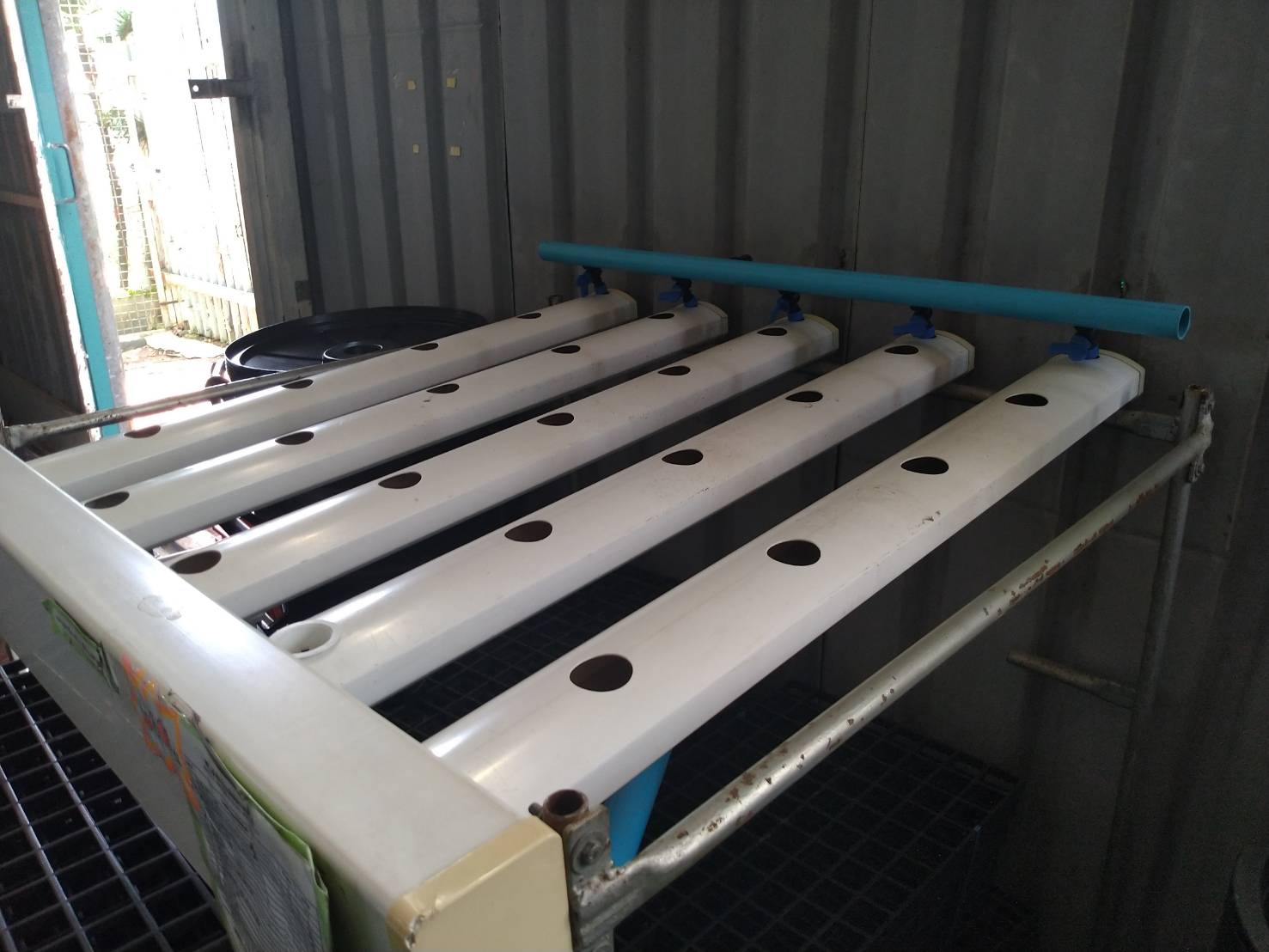 ชุดปลูก NFTไม่มีหลังคา-25 รางเปิด (หนา) 5 เส้น ยาว 1 เมตร ไม่มีหลังคา สามารถปลูกผักสลัดได้ 23 ต้น