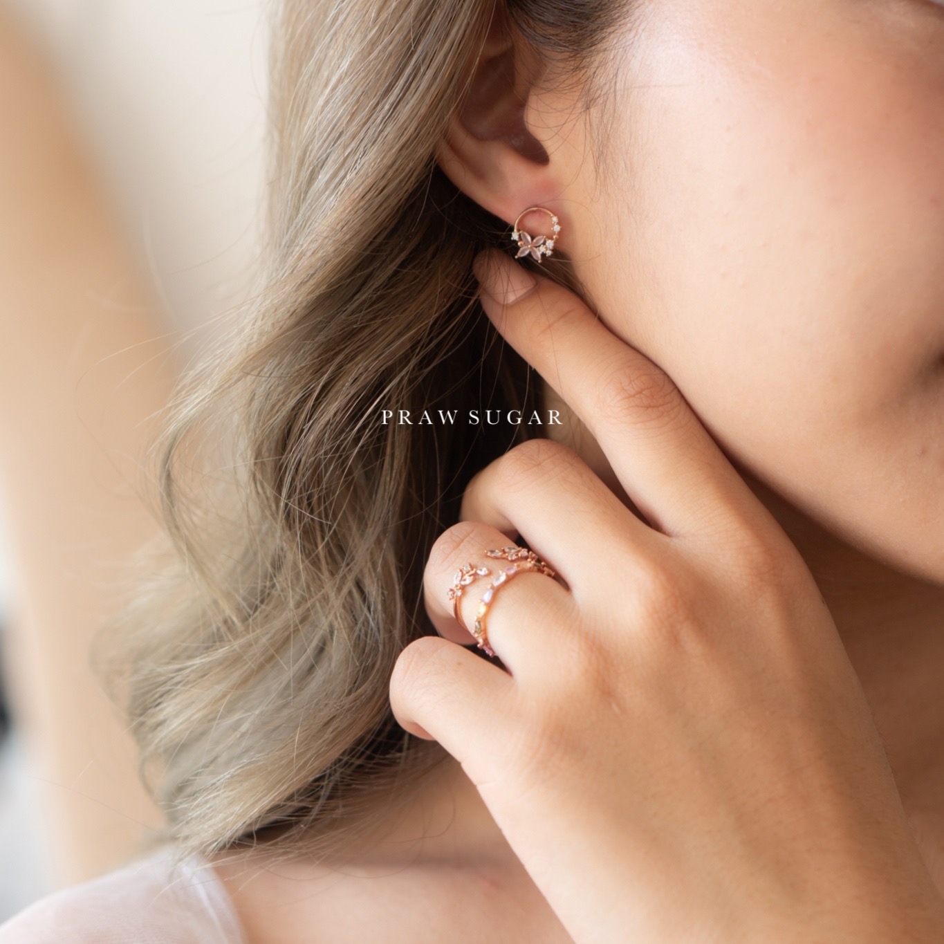 Circle Lovely Flower Earrings - ต่างหูวงกลมประดับดอกไม้ (มี 2 สี) (ก้านต่างหูเงินแท้)