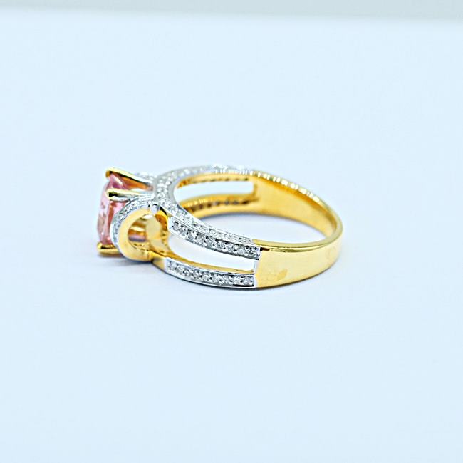 แหวนพลอยสปีเนลสีชมพูตัวเรือนทอง18Kล้อมเพชรน้ำ98 สำหรับสุภาพสตรีครับ