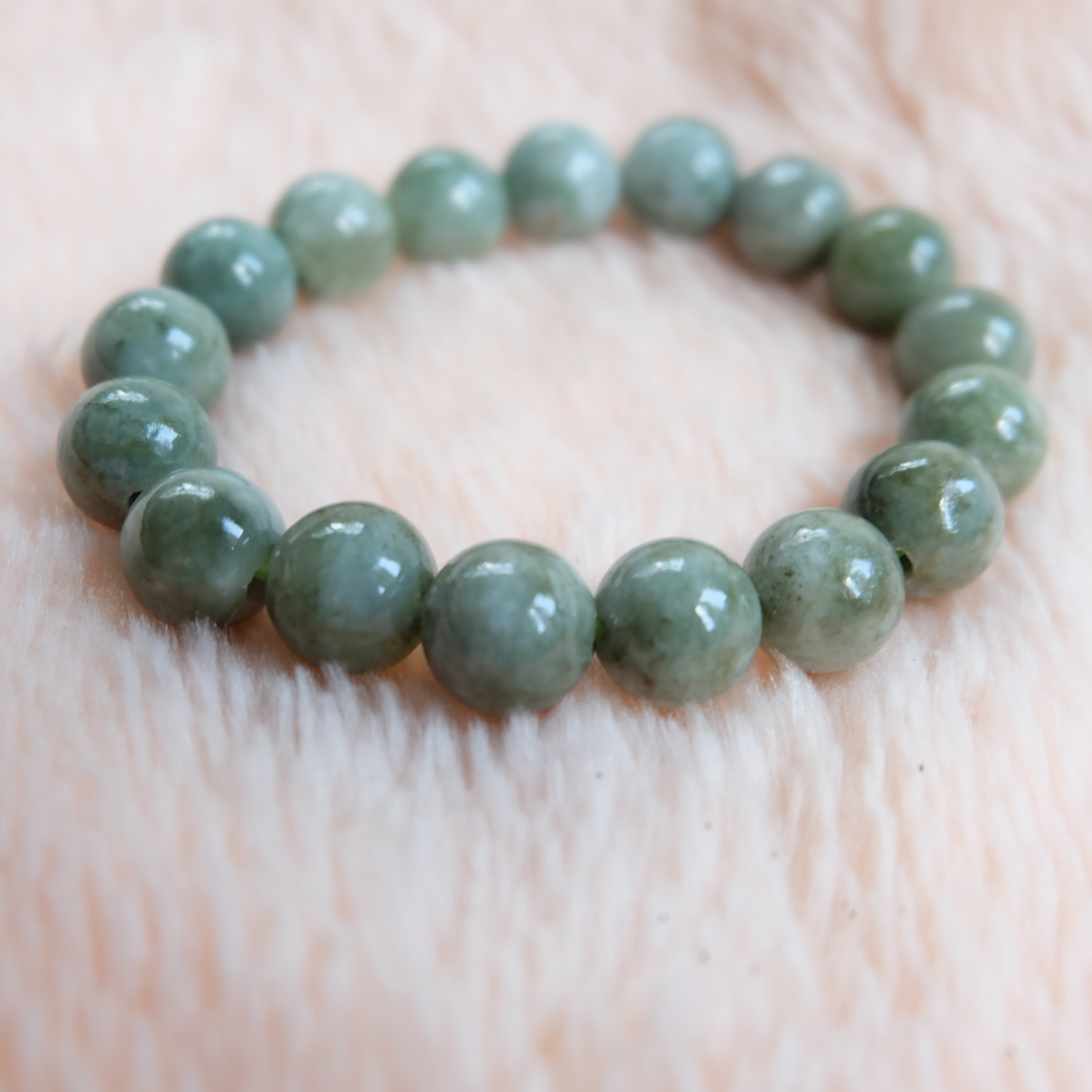 สร้อยข้อมือลูกปัดหยกแท้ ขนาด 12 มิล สีเขียว ร้อยด้วยไหมยืด รอบข้อมือ 16 ซม. หยกแท้ หยกพม่า หยกเจไดต์