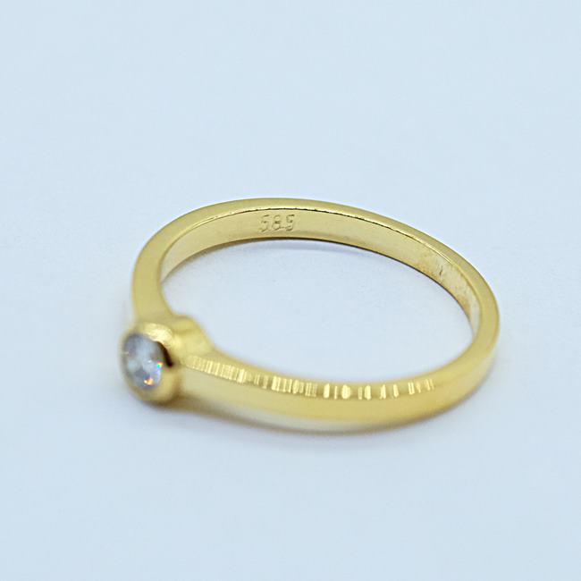 แหวนเพชรเม็ดเดี่ยว ฝังหุ้ม ตัวเรือนทอง14K สำหรับสุภาพสตรี