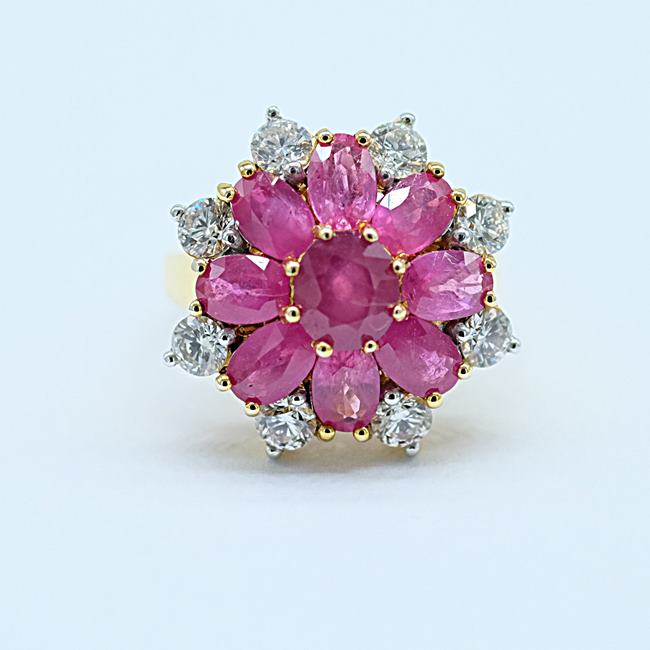 แหวนพลอยทับทิมล้อมเพชรรูปดอกพิกุลหน้าใหญ่ แหวนหน้าใหญ่สำหรับสุภาพสตรีครับ ตัวเรือนทอง9K หรือ 37.5% เปอร์เซนต์ทองครับ