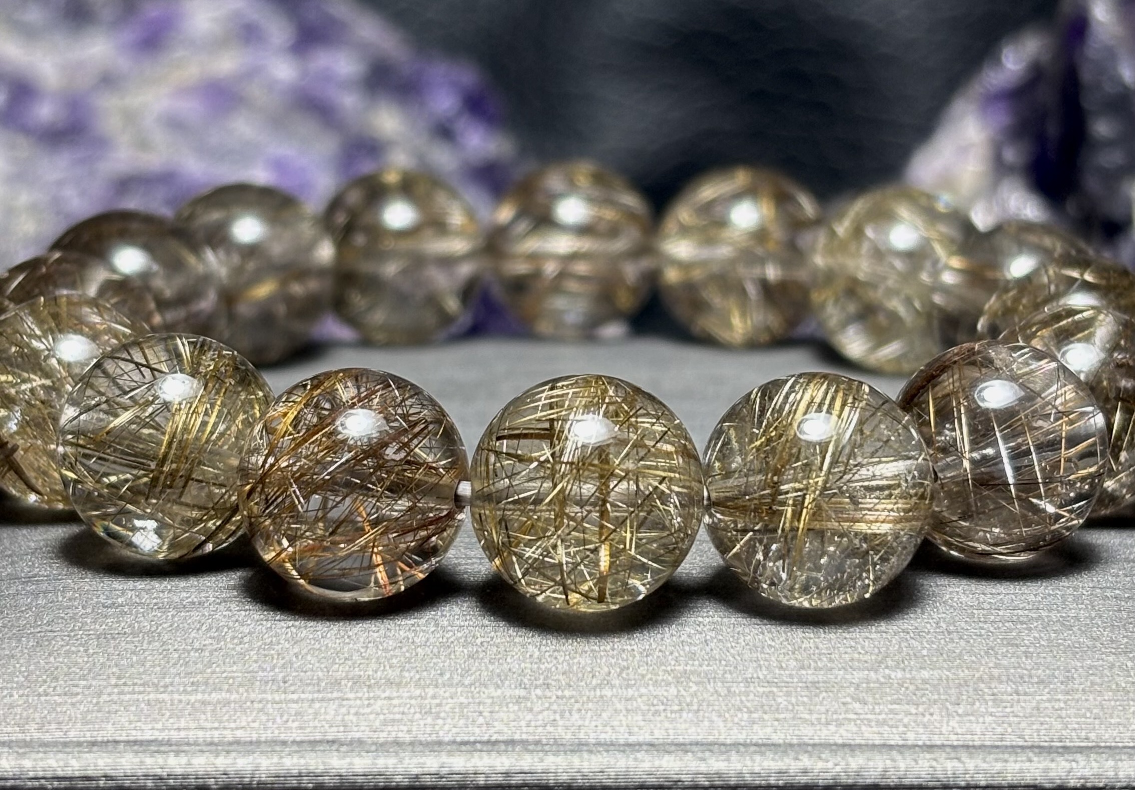 ข้อมือหิน ไหมเงิน