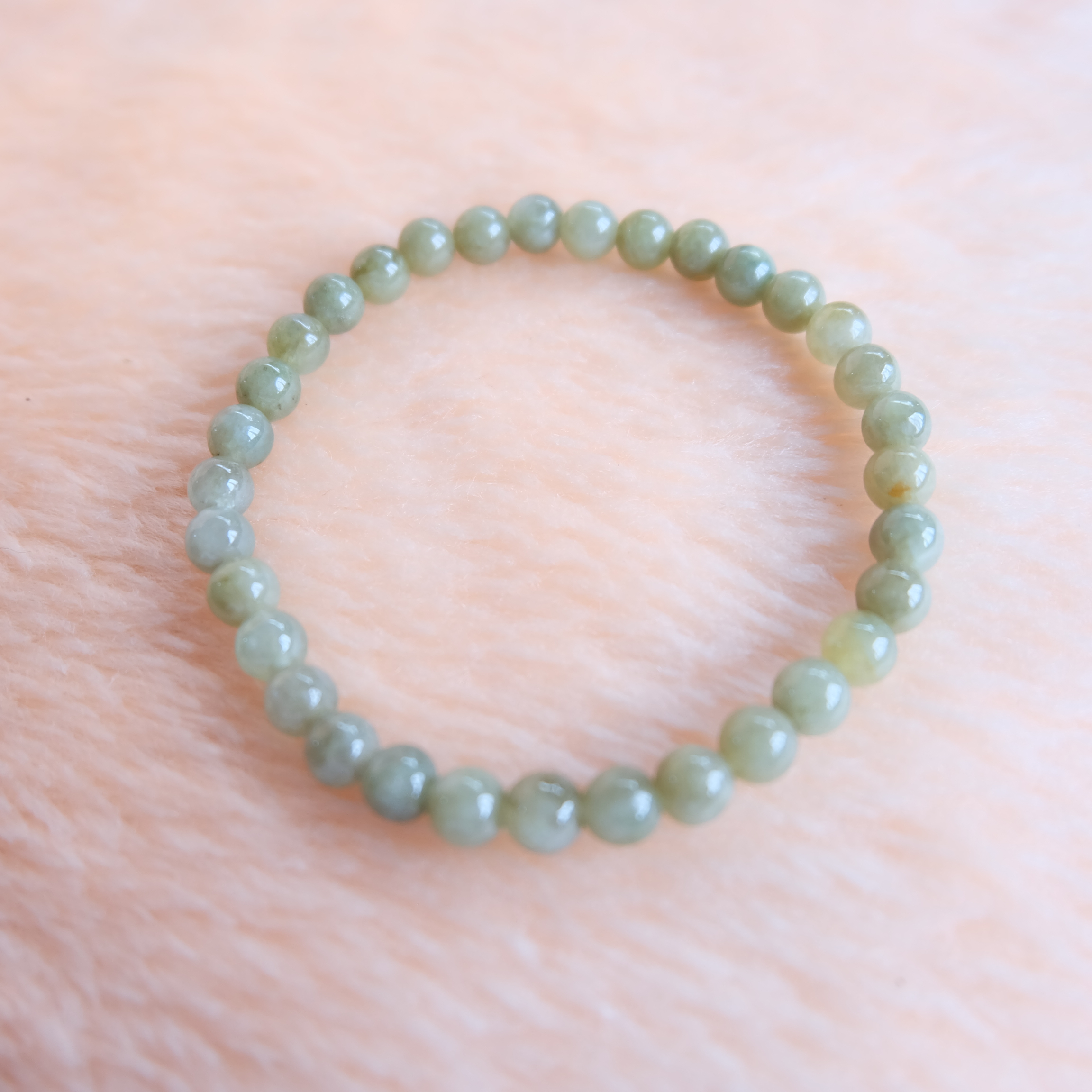 สร้อยข้อมือลูกปัดหยกแท้ สีน้ำผึ้ง ขนาด 4-5 มิล ร้อยด้วยเอ็นยืด รอบข้อมือ 16 เซนติเมตร