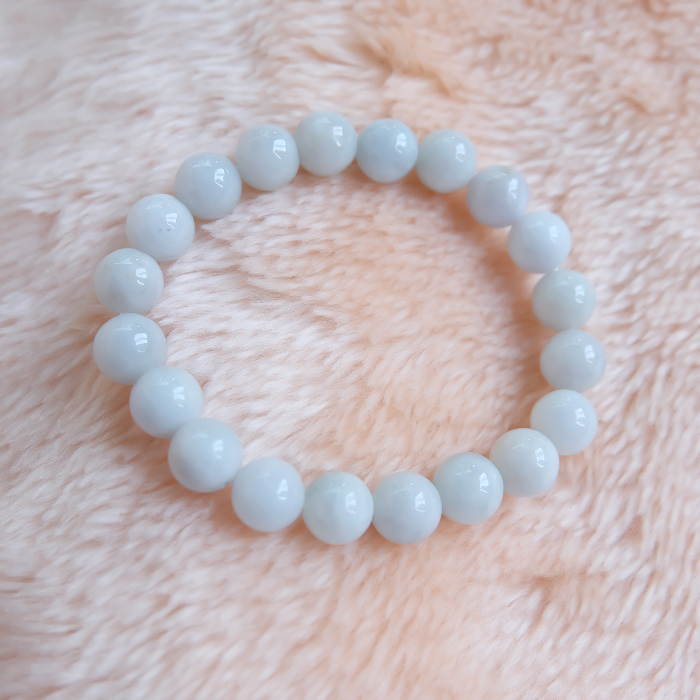 สร้อยข้อมือลูกปัดหยกแท้ สีขาว ขนาด 10 มิล ร้อยด้วยเอ็นยืด รอบข้อมือ 16.5-17 เซนติเมตร ราคาพิเศษ