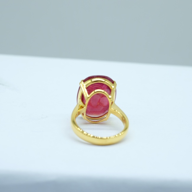 แหวนทับทิมอาฟริกาแท้ สีแดงสด สีเสมอเนื้อเดียว บนตัวเรือนทอง18K ครับ