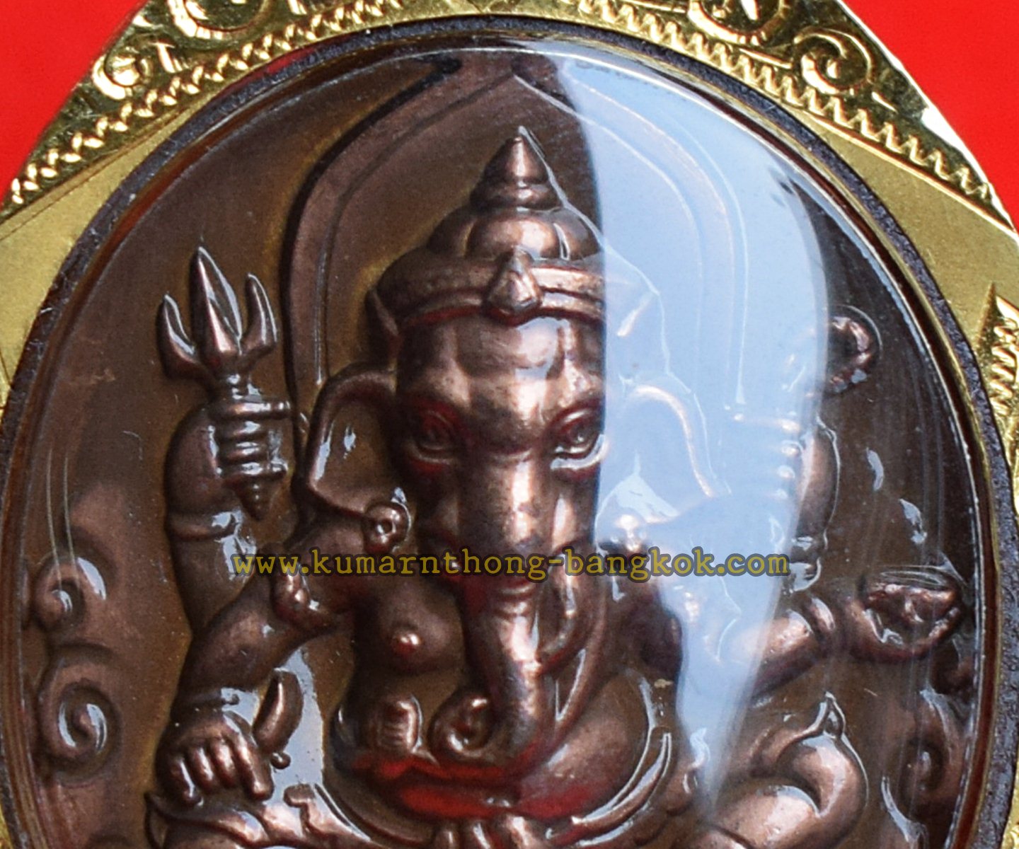 เหรียญพระพิฆเนศ หลังบรมครูพ่อแก่ ออกบูชากรมศิลปากร ช่างสิบหมู่ เนื้อโลหะ พิมพ์ใหญ่ ขนาดห้อยคอ สูง 4.4ซม. กว้าง 3ซม. พร้อมเลี่ยมกรอบทองแท้ ปี2552