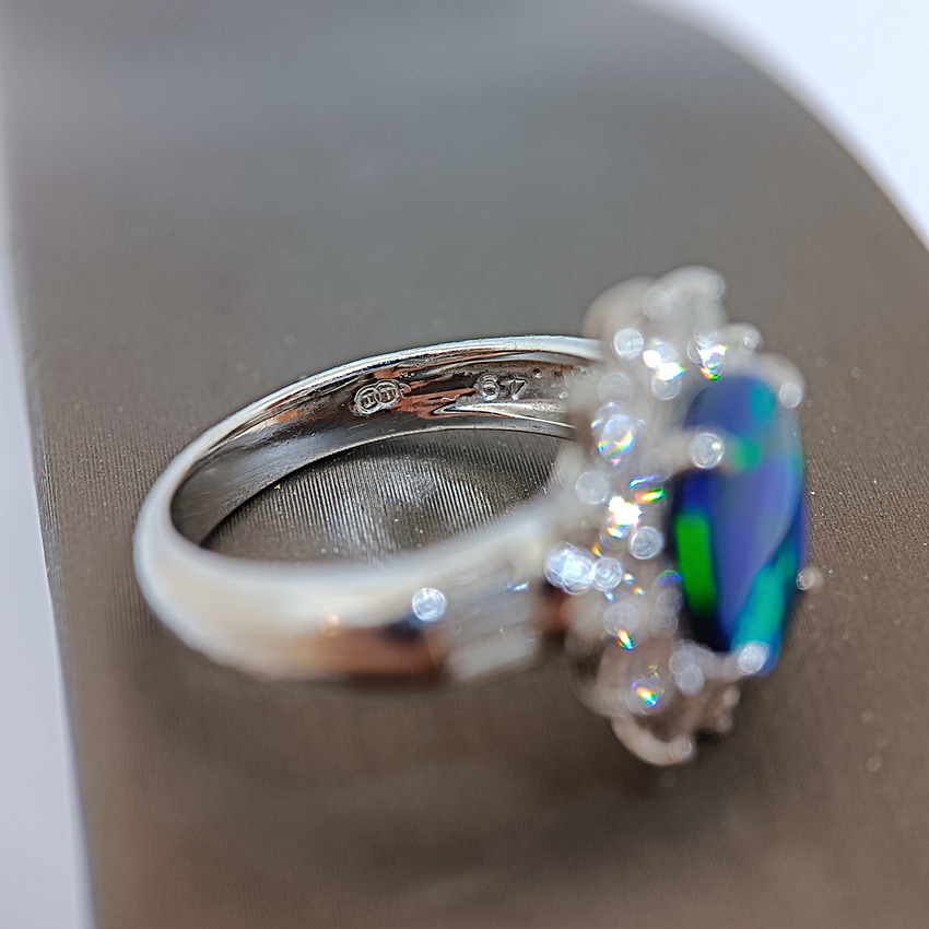 แหวนพลอยโอปอล์ล้อมเพชร พลอยโอปอล์เนื้อสีสวยมากๆครับ ของแท้หาพบได้ยาก สำหรับสุภาพสตรีครับ