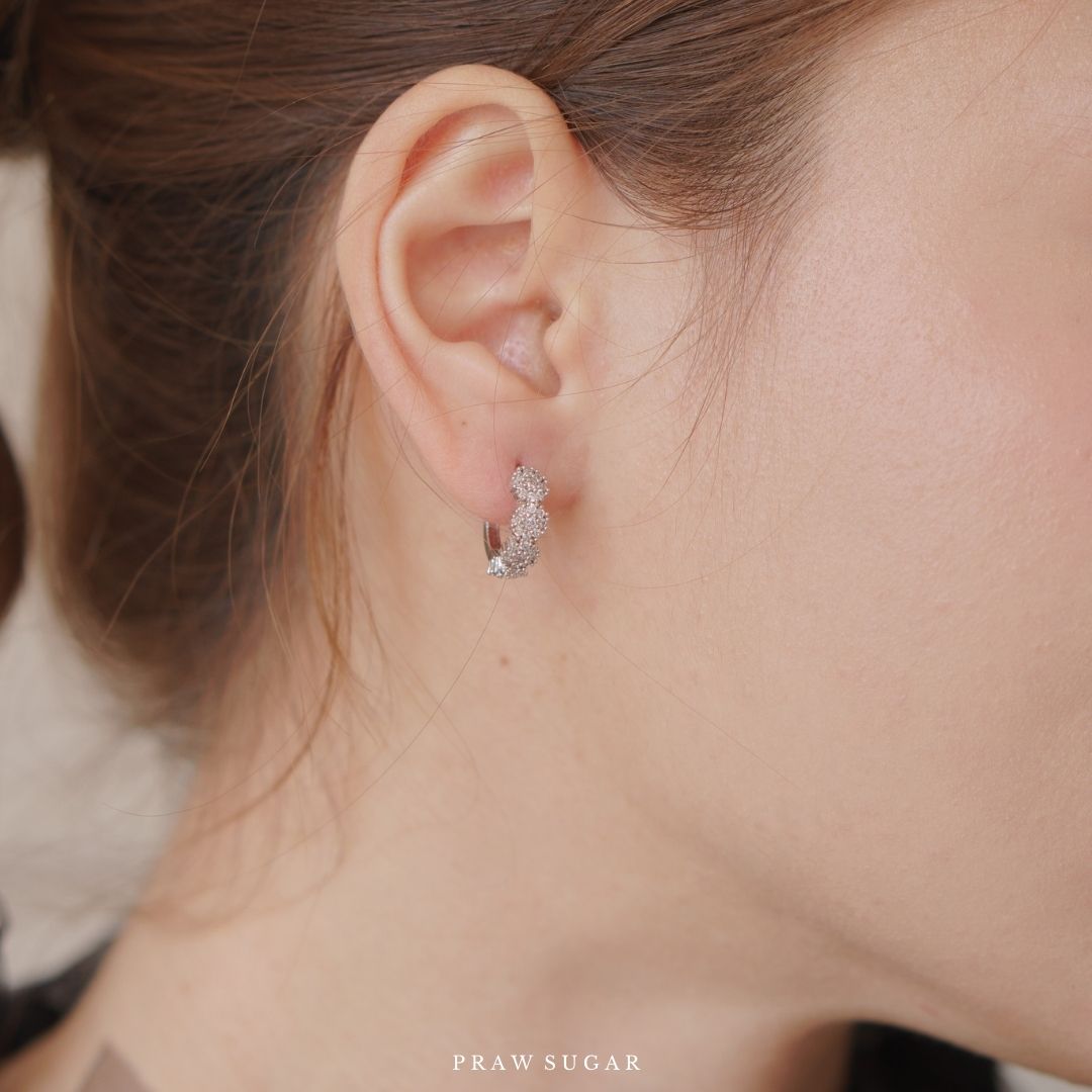 Flowers Hoop Earrings - ต่างหูห่วงทรงดอกไม้ (ก้านต่างหูเงินแท้)