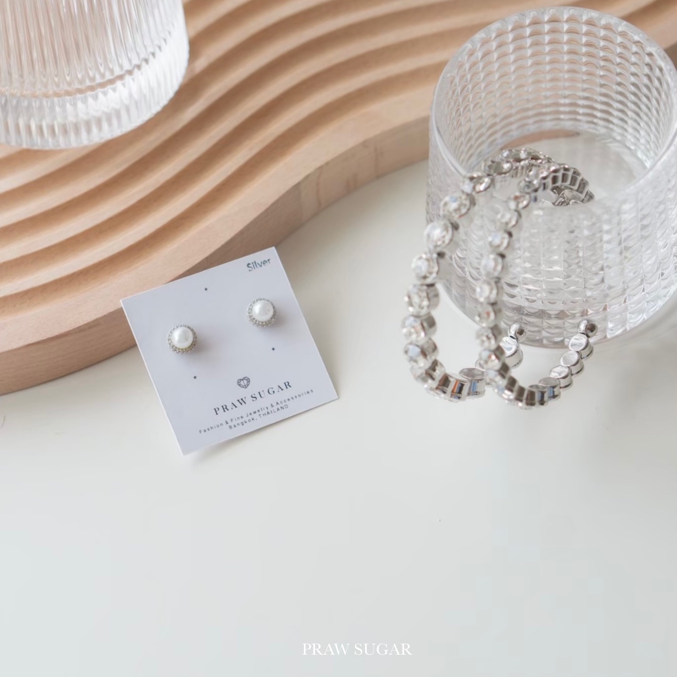Classic White Pearl Earrings - ต่างหูมุกคลาสสิคสีขาว (ก้านเป็นเงินแท้) (มี 2 ขนาด)