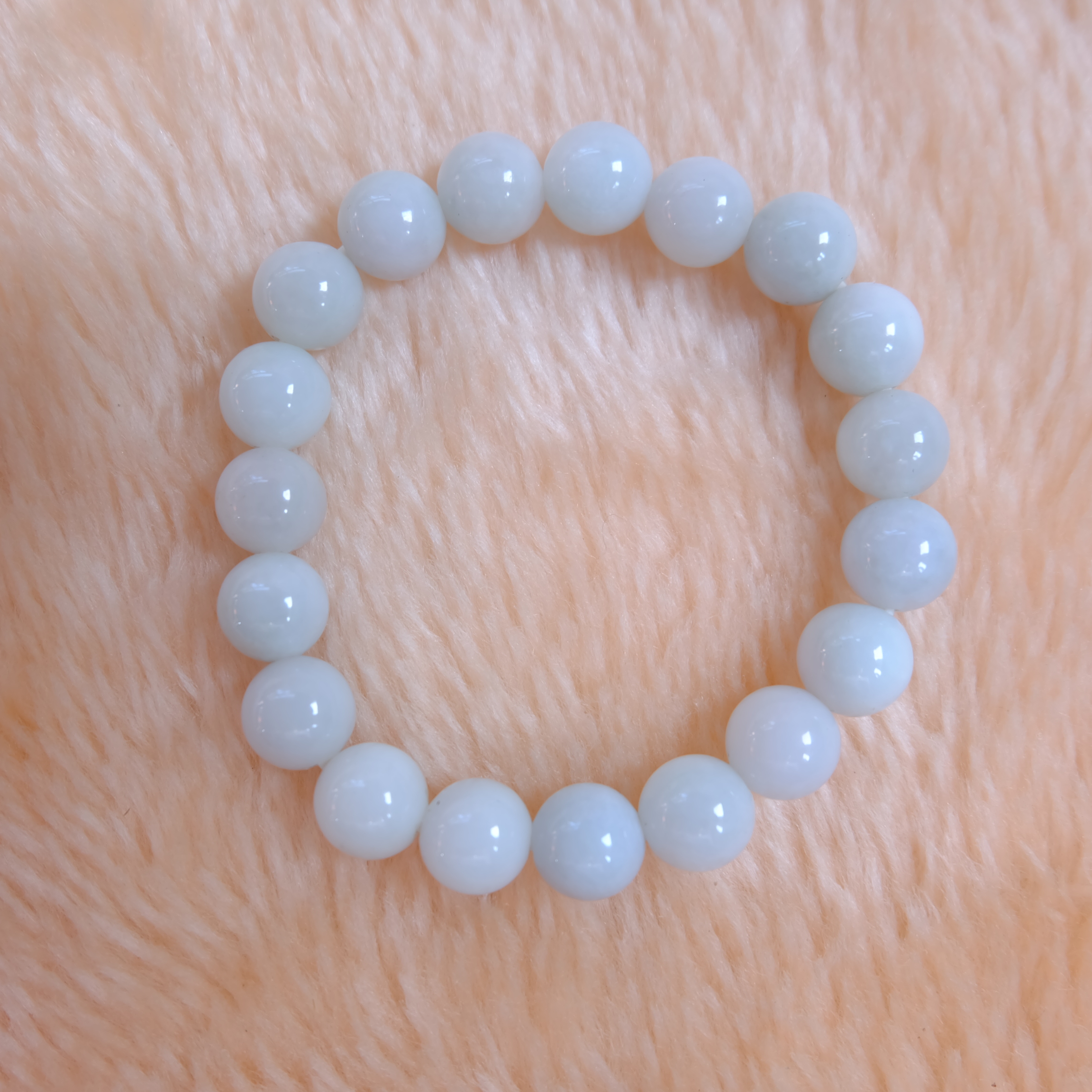 สร้อยข้อมือลูกปัดหยกแท้ สีขาว ขนาด 9 มิล ร้อยด้วยเอ็นยืด รอบข้อมือ 15.5 เซนติเมตร