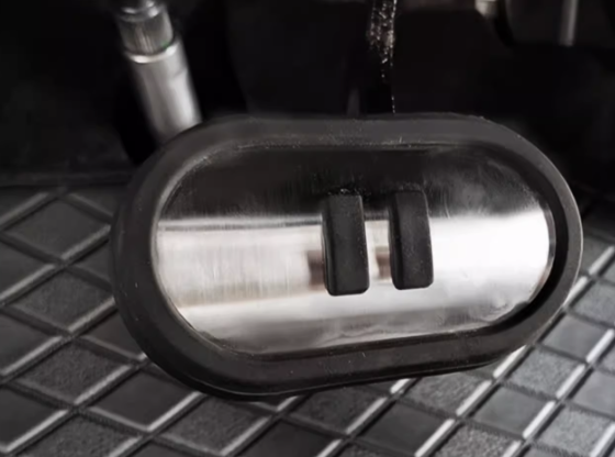 แต่งแป้นเบรกคันเร่ง Wuling Binguo EV