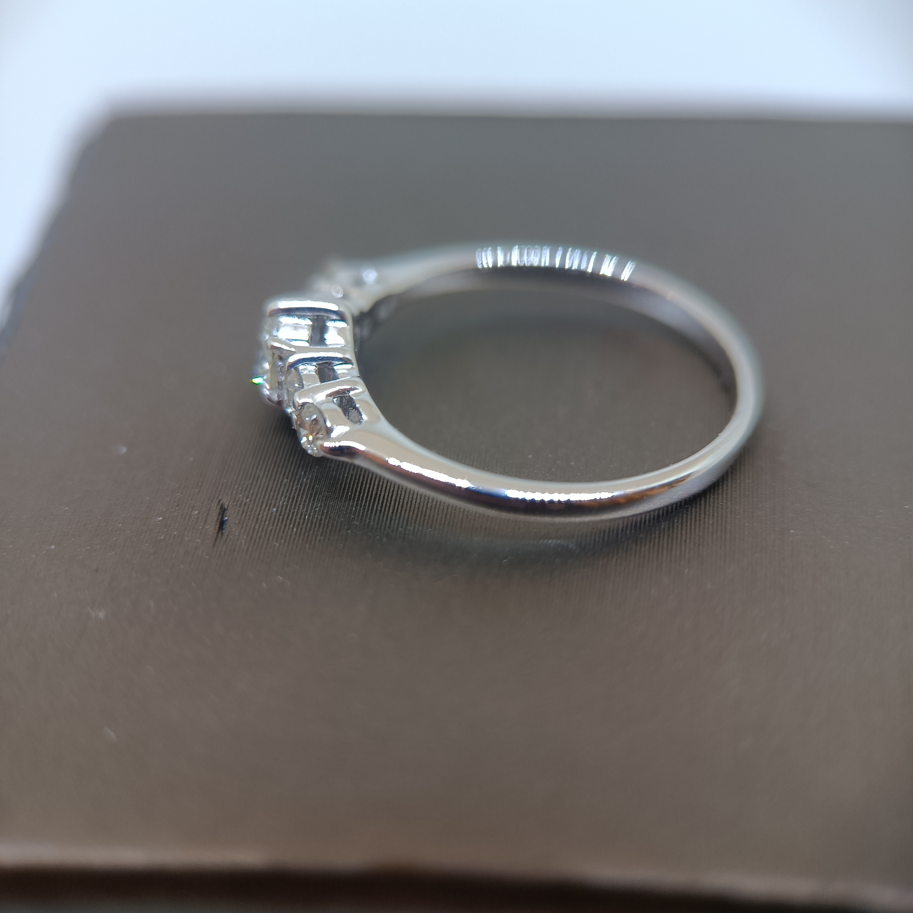 แหวนเพชรเม็ดเดี่ยว สำหรับสุภาพสตรี ใช้เป็นแหวนหมั้น แหวนแต่งงานครับ