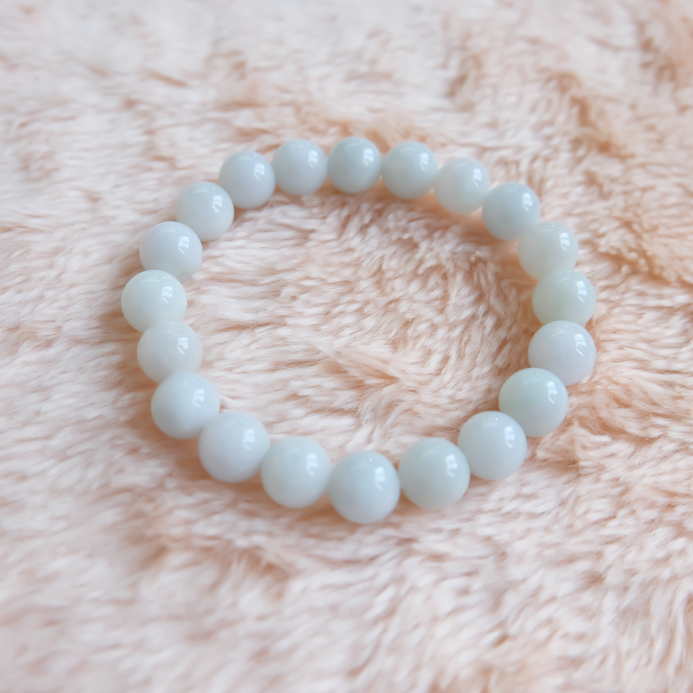 สร้อยข้อมือลูกปัดหยกแท้ สีขาว ขนาด 10 มิล ร้อยด้วยเอ็นยืด รอบข้อมือ 16.5-17 เซนติเมตร ราคาพิเศษ