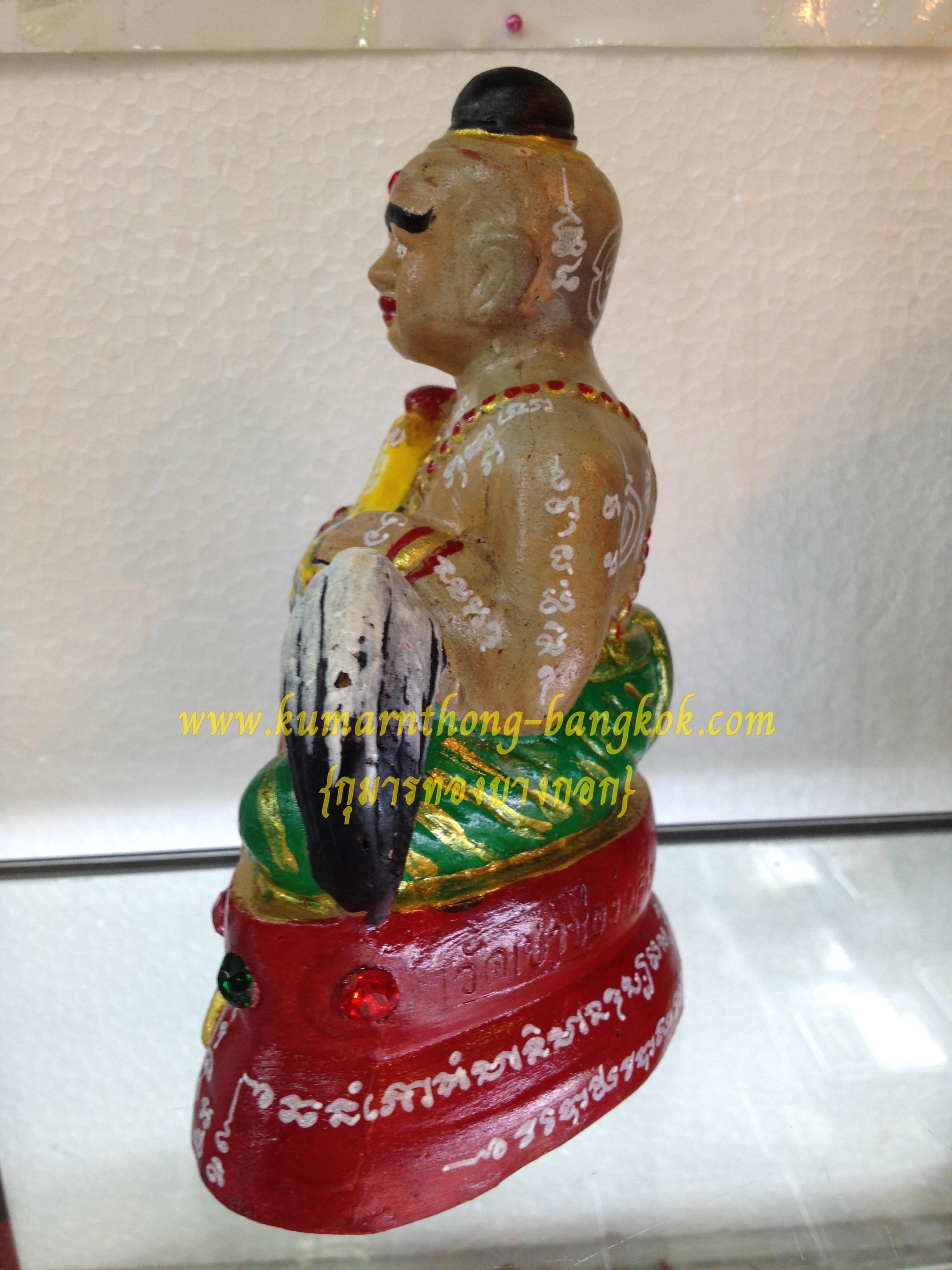 กุมารไกรทองอุ้มไก่ ขนาดบูชา 6.5 นิ้ว เนื้อดินเผาเพ้นท์สีฝังพลอยเรียกทรัพย์ หลวงปู่แย้ม วัดสามง่าม จ.นครปฐม (รุ่นสร้างอุโบสถวัดเขาช่องกลิ้งช่องกรด) (โชว์)