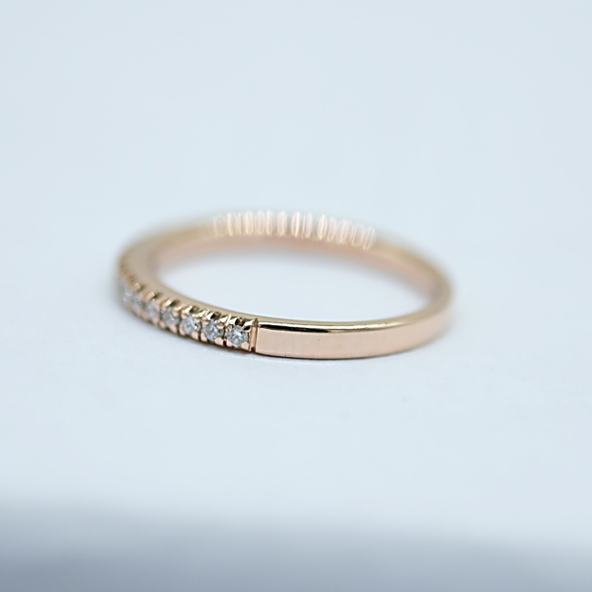 แหวนเพชรแถวครึ่งวง ขนาดกระทัดรัดตัวเรือนสีพิงค์โกลด์