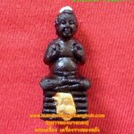 กุมารทอง หลวงปู่แย้ม วัดสามง่าม จ.นครปฐม รุ่น สมบูรณ์ทรัพย์ ฐานกระต่าย พิมพ์สีดำ ขนาดพกพา สูง 1 นิ้ว (รุ่น 100ปี) (โชว์)