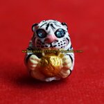 ลูกอมเจ้าพญาเสือ โภคทรัพย์ วัดบางพระ (หลวงพ่อเปิ่น) จ.นครปฐม เนื้อโลหะ พิมพ์เพ้นสีขาว ขนาดพกพา สูง 1.7ซม. กว้าง 1.3ซม. รุ่นบูชาครู ออกบูชาปี 2553