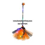 ไม้กวาดฮาโลวีนสีส้ม มีไฟ สำหรับ แม่มดน้อยสุดน่ารัก ประกอบชุดแม่มด ในเทศกาศวันฮาโลวีน ความยาวรวม 65 ซม. **ขายเฉพาะลูกค้าที่ซื้อกับชุดแฟนซี**