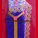 ชุดไทย สไบ แบบถวาย ทรงยาว สีม่วง ขนาดเล็ก สูง 8นิ้ว กว้าง 3.5นิ้ว (สำหรับถวาย แก้บน กุมารี นางกวัก นางไม้ แม่ตะเคียน)