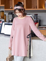 เสื้อยืดคลุมท้องแขนยาวสีชมพู ผ่าข้างและแต่งด้วยกระดุมเก๋ๆ มีสายผูกด้านข้าง ผ้านุ่ม งานสวย ใส่บาย น่ารักมากๆค่ะ