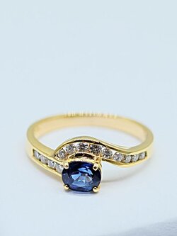 แหวนพลอยไพลินล้อมเพชรขนาดกระทัดรัดสวมใส่สบายสำหรับสุภาพสตรีครับ