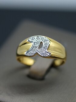 แหวนรูปอักษรโรมันตัว R บนตัวเรือนทอง18K ฝังเพชร สวมใส่ได้ทั้งชายและหญิงครับ