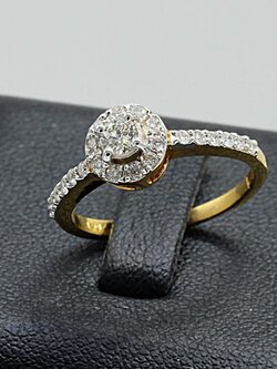 แหวนเพชรเม็ดชูล้อมมาพร้อมบ่าข้าง สำหรับสุภาพสตรี