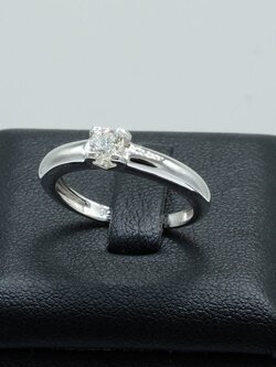 แหวนเพชรเม็ดเดี่ยว สำหรับสุภาพสตรี เป็นแหวนหมั้น หรือแหวนแต่งงานได้ครับ