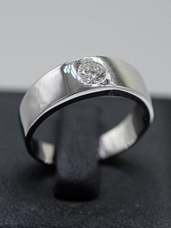 แหวนเพชรเม็ดเดี่ยวสำหรับสุภาพบุรุษ แนวสปอร์ตเรียบง่าย