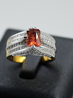 แหวนพลอยเพทายสีน้ำตาลส้มฝังเพชร สำหรับสุภาพสตรีครับ