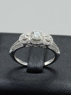 แหวนเพชรแถวพร้อมบ่าข้าง สำหรับสุภาพสตรีครับ