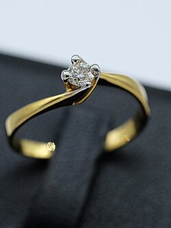 แหวนเพชรเม็ดชูสำหร้บสุภาพสตรีครับ ราคาเริ่มต้นไม่สูงมาก