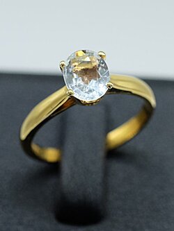 แหวนพลอยขาว(White Topaz) ฝังบนตัวเรือนทอง18K