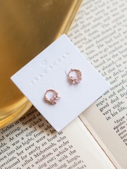 Circle Lovely Flower Earrings - ต่างหูวงกลมประดับดอกไม้ (มี 2 สี) (ก้านต่างหูเงินแท้)