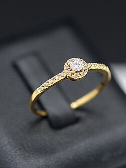 แหวนเพชรเม็ดชูพร้อมเพชรบ่าข้าง บนตัวเรือนทอง18K ขนาดกระทัดรัด ราคาไม่สูงมากครับ